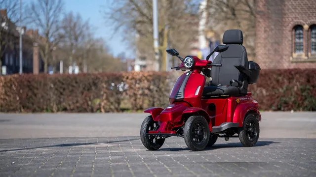 Un scooter de movilidad For Motion en una calle de la costa